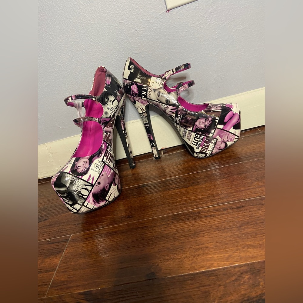 Magazine Print Heels - Picture 3 of 7